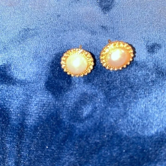 Fashion gold tone faux pearls stud  earrings - Picture 7 of 7